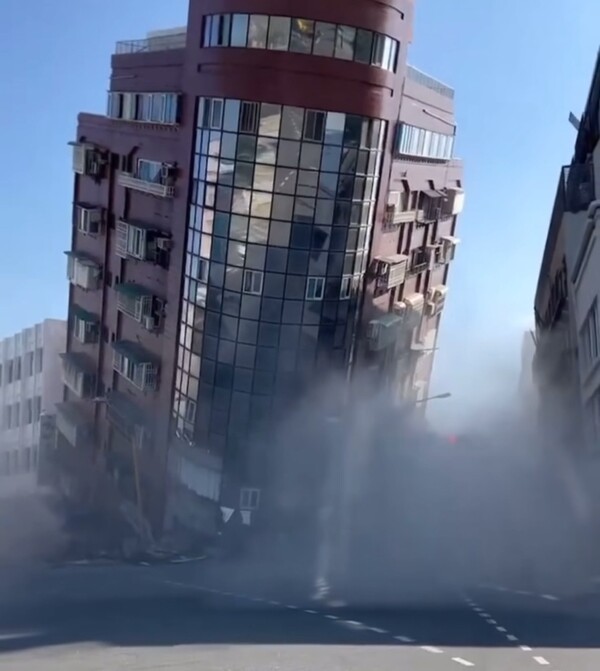 △ 7.2 규모의 강진으로 인해 무너진 화롄현의 한 건물 (출처 :　Instagram @viewingmag )