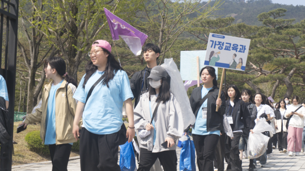 통일전을 통과하는 가정교육과 교수님과 학생들 (김동민 기자 촬영)